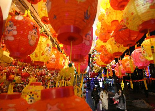 Visitors walk past a lantern shop at the Confucian Temple in Nanjing, Jiangsu Province, Feb. 11, 2010. The 2010 Jiangsu Qinhuai Lantern Fair also known as the 24th Confucian Temple Spring Festival Lantern Fair, kicked off in Nanjing on Thursday.