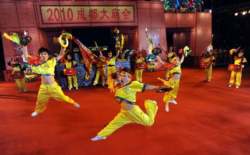 Actors perform drums at a temple fair in Chengdu, capital of southwest China's Sichuan Province, Feb. 11, 2010. (Xinhua/Jiang Hongjing)