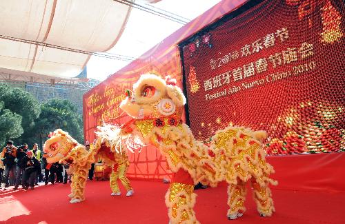  Overseas Chinese perform lion dance during the first temple fair for Chinese New Year in Madrid, capital of Spain, Feb. 13, 2010. The two-day temple fair will show off Chinese traditional performances, food, craftwork and calligraphy. (Xinhua/Chen Haitong)