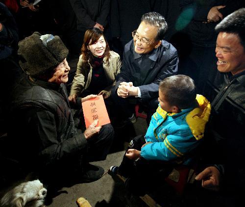 Chinese Premier Wen Jiabao (3rd L) visits 95-year-old Sun Jifan (1st L) at Tiandong Village of Donglan Township in Donglan County, southwest China's Guangxi Zhuang Autonomous Region, Feb. 13, 2010. (Xinhua/Yao Dawei) 