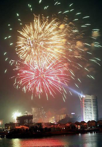 Photo taken on February 13, 2010 shows fireworks illuminating the sky over Yixing city, east China's Jiangsu Province. People around China are welcoming the year of Tiger as the Lunar New Year falls. 