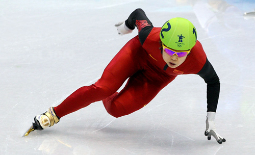 Defending champion Wang Meng of China stormed into the women's 500 meters quarterfinals of the Vancouver Winter Olympics in Canada on Saturday.