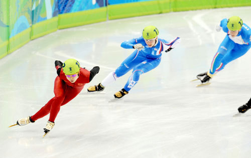 Wang Meng (L) of China competes in the women's 500m heats of short track speed skating at the 2010 Winter Olympic Games in Vancouver, Canada, on February 13, 2010. Wang qualified after the heat.