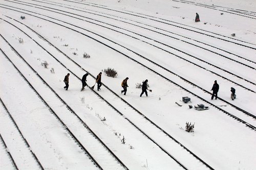 Workers check the railyway tracks after a heavy snow in Huaibei, East China's Anhui province, February 14, 2010. [Photo/CFP]