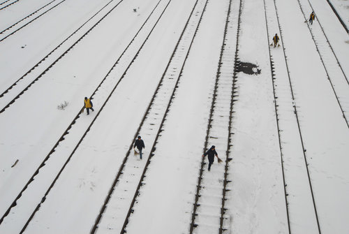 Workers check the railyway tracks after a heavy snow in Huaibei, East China's Anhui province, February 14, 2010. [Photo/CFP]