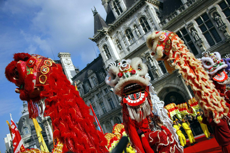 Dragon and lion dances are performed to celebrate the Chinese New Year in Paris, February 14, 2010.[Photo/Xinhua]