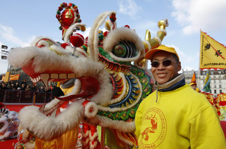 A man waits to perform the dragon dance to celebrate the Chinese New Year in Paris, February 14, 2010. [Photo/Xinhua]