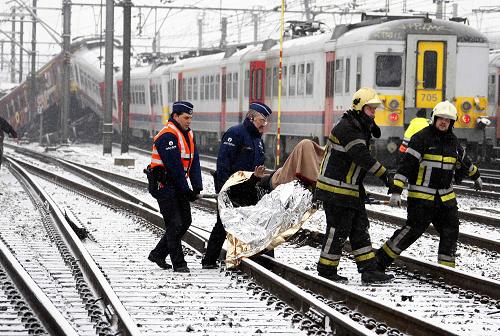 Rescue team workers retrieve victims of a train crash on the site of the crash near Halle February 15, 2010.