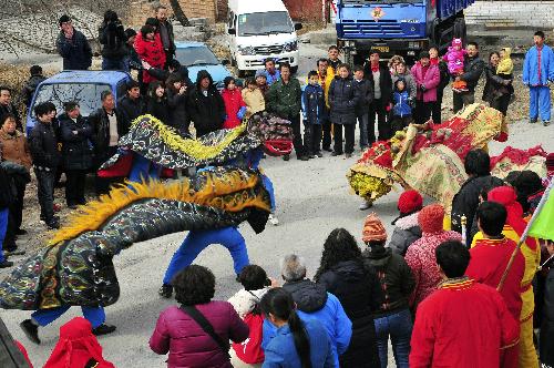 Folk artists play traditional Chinese instrumental music at Beijiao village in suburbs of Beijing, capital of China, Feb. 14, 2010.