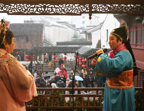 More than 10 traditional Chinese opera enthusiasts gathered at a local ancient stage and performed for citizens to celebrate the spring festival in Suzhou, east China's Jiangsu Province, on Monday.
