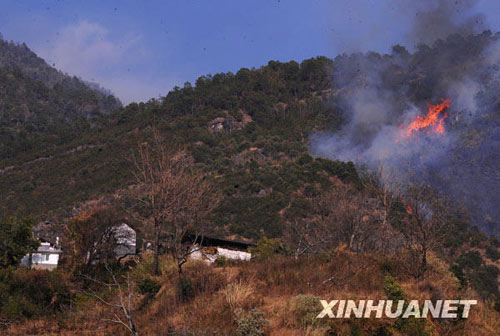 A forest fire has been raging for two days on Mt. Cangshan. 