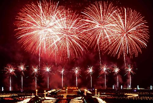 Photo taken on Feb. 15, 2010 shows fireworks illuminating at Xinghaiwan Plaza in Dalian, northeast China's Liaoning Province. A fireworks illuminating party in celebration of traditional Chinese lunar year of Tiger was held in Dalian on Monday.