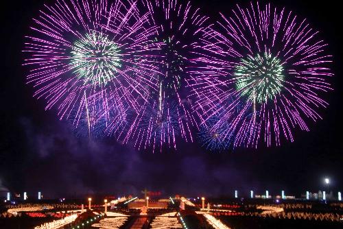 Photo taken on Feb. 15, 2010 shows fireworks illuminating at Xinghaiwan Plaza in Dalian, northeast China's Liaoning Province. A fireworks illuminating party in celebration of traditional Chinese lunar year of Tiger was held in Dalian on Monday. 