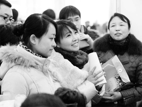 Graduates hoping for a bright future attend a job fair on Jan 16 in Shenyang, Liaoning province. [China Daily]