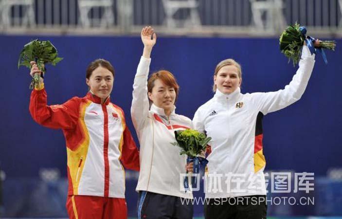 Wang Beixing (L) on the victors' podium with Lee Sang-Hwa of Korea (gold) and Jenny Wolf of Germany (silver)
