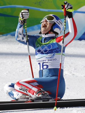 Gold medalist Lindsey Vonn of the U.S. holds up her country's flag as she celebrates winning the women's Alpine Skiing Downhill race at the Vancouver 2010 Winter Olympics in Whistler, British Columbia, February 17, 2010.