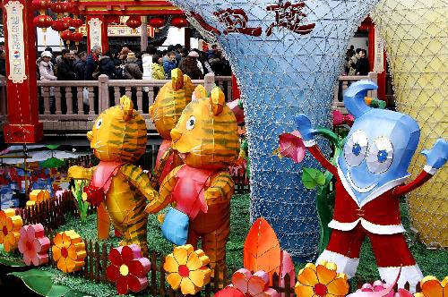 Photo taken on Feb. 17, 2010 shows a set of lantern featuring the upcoming 2010 Shanghai World Expo at the Yu Garden, one of the most famous scenic spots in Shanghai. The lantern festival held here has attracted a large number of visitors during the Spring Festival holidays.