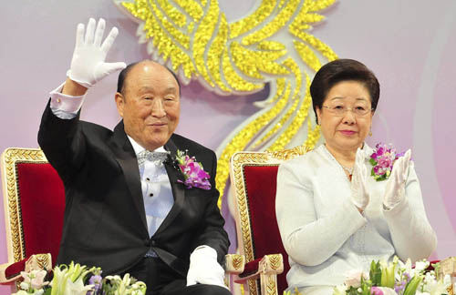 Evangelist Reverend Moon Sun-myung (L) and his wife Han Hak-ja bless newlyweds during a mass wedding ceremony organized by the Unification Church in Goyang, near Seoul, February 17, 2010.