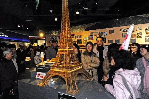 Visitors learn the planning of the 2010 Shanghai Expo at the Expo Exhibition Center in Shanghai, east China, Feb. 16, 2010. The Expo Exhibition Center attracted many citizens and tourists during the Spring Festival holidays.