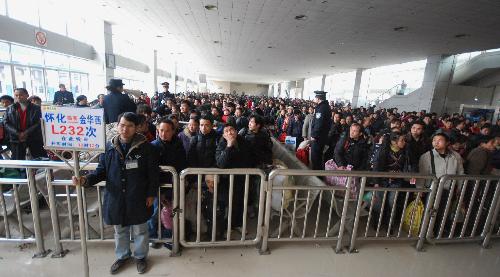 Passengers wait for trains at the Huaihua Railway Station in Huaihua, Hunan Province, Feb. 18, 2010. As the Spring Festival holiday is coming to an end, the railway system throughout China will meet a travel peak in the next two days as a large number of travellers start their journey back to their workplaces.