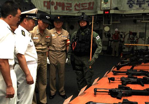 Qiu Yanpeng (2nd L), commander of the Chinese naval escort flotilla in the Gulf of Aden, visits South Korea's destroyer 'Chungmugong Yi Sunshin' which is on an escort mission in the Gulf of Aden, Feb. 18, 2010. 