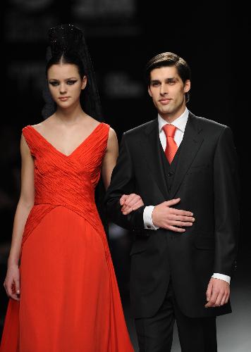 A model displays a creation by designer Elio Berhanyer at Cibeles Madrid Fashion Week in Madrid, capital of Spain, Feb. 19, 2010. 