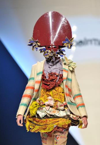 A model displays a creation of Spanish designer Isabel Mastache during the 51st Madrid Fashion Week in Madrid, capital of Spain, Feb. 18, 2010. [Xinhua]