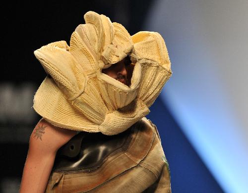 A model displays a creation of Spanish designer Isabel Mastache during the 51st Madrid Fashion Week in Madrid, capital of Spain, Feb. 18, 2010. [Xinhua]