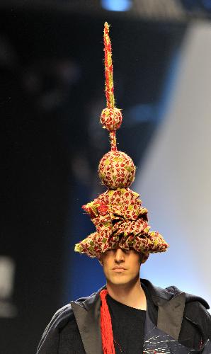 A model displays a creation of Spanish designer Isabel Mastache during the 51st Madrid Fashion Week in Madrid, capital of Spain, Feb. 18, 2010. [Xinhua]