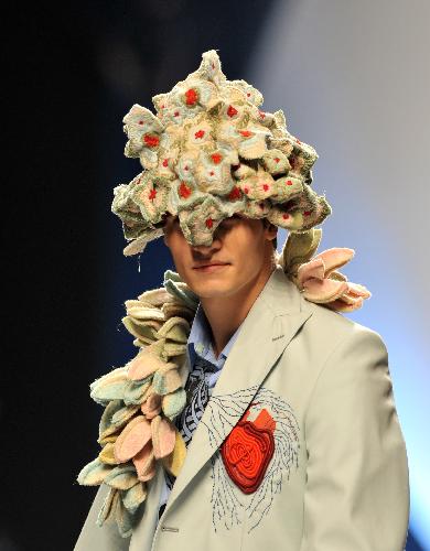 A model displays a creation of Spanish designer Isabel Mastache during the 51st Madrid Fashion Week in Madrid, capital of Spain, Feb. 18, 2010. [Xinhua]