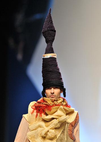 A model displays a creation of Spanish designer Isabel Mastache during the 51st Madrid Fashion Week in Madrid, capital of Spain, Feb. 18, 2010. [Xinhua]