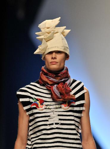 A model displays a creation of Spanish designer Isabel Mastache during the 51st Madrid Fashion Week in Madrid, capital of Spain, Feb. 18, 2010. [Xinhua]