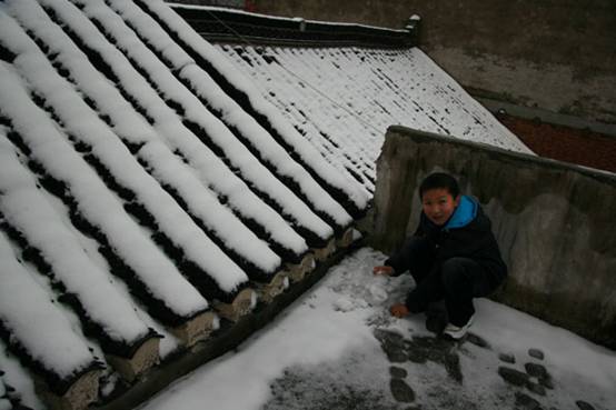 The abrupt snow did not stop the villagers&apos; going to greet their neighbors. They walked out of their houses and dropped in on their neighbors&apos; to deliver their best wishes; they greeted each other and said &apos;Gongxi Ni&apos; which means &apos;Happy Spring Festival&apos;. Children were joyous at the snow. They rushed to make snowmen and throw snowballs at each other. They ran, jumped and laughed, making this year&apos;s Spring Festival extra special.[Elaine Duan/China.org.cn]