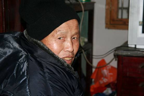 An elder wears a thick new coat during the cold Spring Festival. [Elaine Duan/China.org.cn]