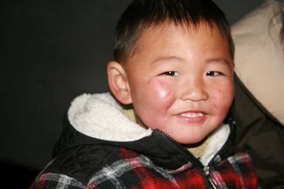 A child wears a thick new coat during the cold Spring Festival. [Elaine Duan/China.org.cn]