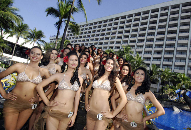 Candidates of Miss Philippines 2010 pose in swimsuit in Manila, the capital of Philippines, Feb. 18, 2010. [Chinanews.com.cn]