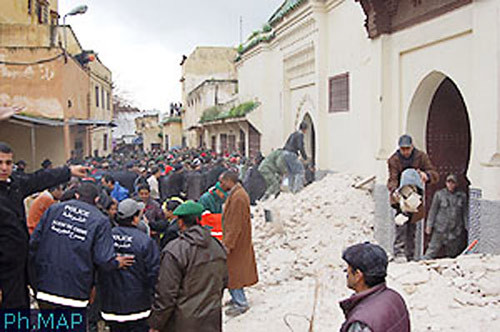 This image by Agence Maghreb Arab Presse (PH MAP) shows people removing rubble after the minaret of a mosque collapsed during weekly Friday prayers in Morocco&apos;s central town of Meknes. [Xinhua] 