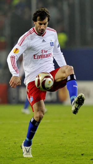 Hamburg SV's Ruud van Nistelrooy controls the ball during their Europa League last 32 first leg soccer match against PSV Eindhoven in Hamburg February 18, 2010. 