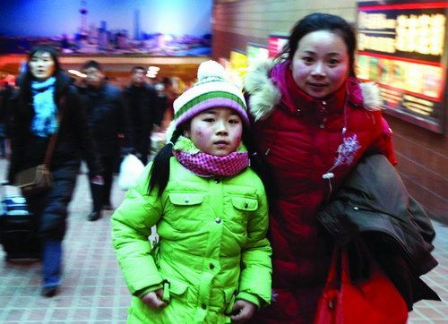 Railway and highway stations and airports across China have seen increasing passenger flow since Thursday as millions of Chinese are returning to work or study when the week-long Spring Festival holiday draws to an end, transport authorities said Friday. [Xinhua] 