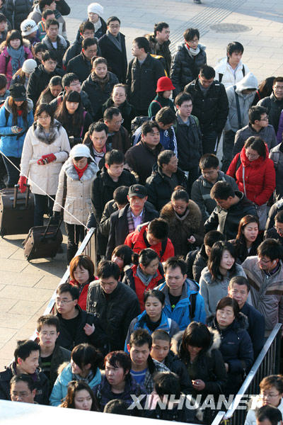 Railway and highway stations and airports across China have seen increasing passenger flow since Thursday as millions of Chinese are returning to work or study when the week-long Spring Festival holiday draws to an end, transport authorities said Friday. [Xinhua] 