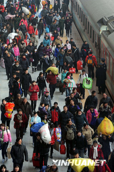 Railway and highway stations and airports across China have seen increasing passenger flow since Thursday as millions of Chinese are returning to work or study when the week-long Spring Festival holiday draws to an end, transport authorities said Friday. [Xinhua] 