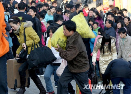 Railway and highway stations and airports across China have seen increasing passenger flow since Thursday as millions of Chinese are returning to work or study when the week-long Spring Festival holiday draws to an end, transport authorities said Friday. [Xinhua] 