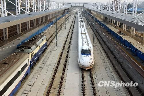 China's operational high-speed railways have exceeded 3,300 kilometers, leading the world in both length and technologies, the Ministry of Railways said on its official website Thursday. 