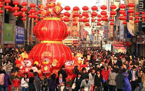 The bustle in a commercial area in Guangzhou on Feb. 19, 2010, the last day of the Spring Festival Golden Week. [CFP]