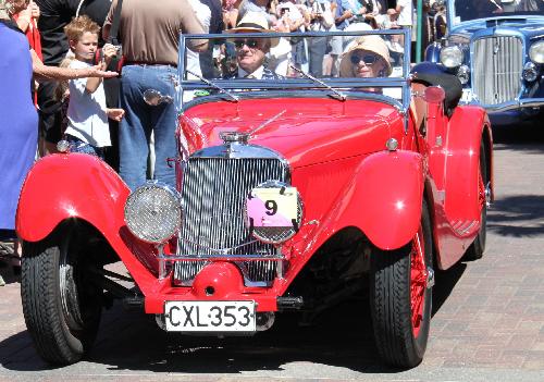 Visitors look at a classic car during a classic cars parade in Napier, New Zealand, Feb. 20, 2010. More than 300 classic cars attended the parade. [Xinhua]