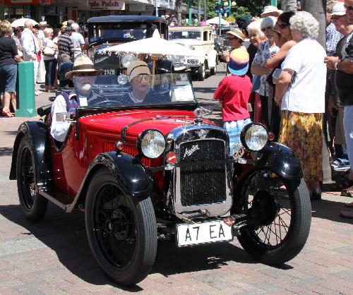 Visitors look at a classic car during a classic cars parade in Napier, New Zealand, Feb. 20, 2010. More than 300 classic cars attended the parade. [Xinhua]