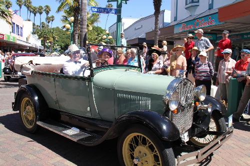 Visitors look at a classic car during a classic cars parade in Napier, New Zealand, Feb. 20, 2010. More than 300 classic cars attended the parade. [Xinhua]