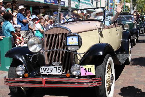 Visitors look at a classic car during a classic cars parade in Napier, New Zealand, Feb. 20, 2010. More than 300 classic cars attended the parade. [Xinhua]