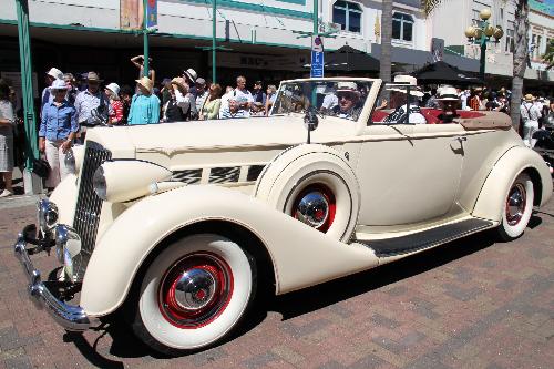 Visitors look at a classic car during a classic cars parade in Napier, New Zealand, Feb. 20, 2010. More than 300 classic cars attended the parade. [Xinhua]