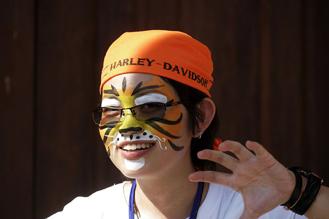 A volunteer with tiger-painted face poses during the Tx2 Tiger Conservation Campaign Face Painting in conjunction with the Chinese Lunar New Year of the Tiger at Fo Guang Shan Dong Zen Buddhist Temple in Jenjarom, 100 kilometers (61 miles) west of Kuala Lumpur, Malaysia, Saturday, Feb. 20, 2010. The campaign which aims to help double the number of wild tigers in Malaysia by the next Year of the Tiger (2022), was launched by WWF- Malaysia. [Xinhua]